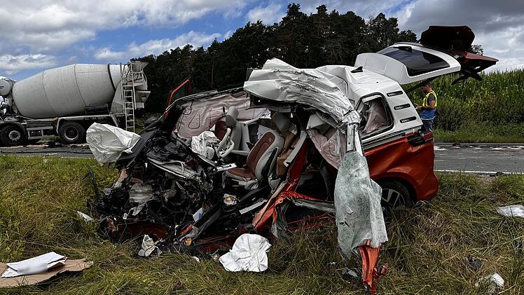Fahrer im Kreis Nürnberger Land stirbt nach Kollision mit Betonmischer
