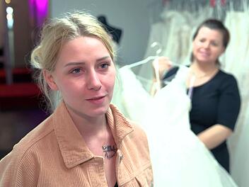 Loredana Wollny sucht nach einem Brautkleid.