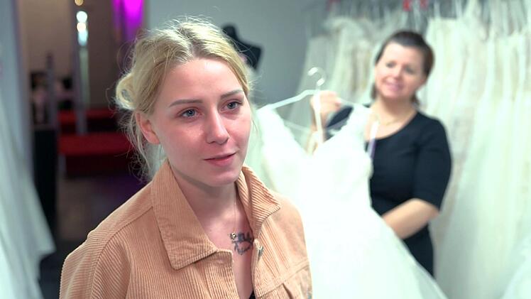 Loredana Wollny sucht nach einem Brautkleid.