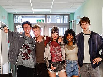 F&uuml;nf Patientinnen und Patienten, die mit der Zeit zu Freunden werden (von links): Elias (Voicu Dumitras), Philipp (Jona Levin Nicolai), Charlie (Greta Kr&auml;mer), Nora (Mariama Jobe) und Yannik (Yoran Leicher).