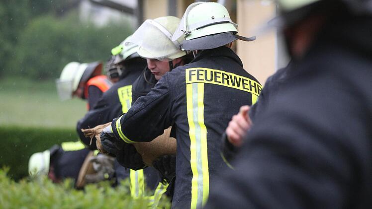 Bereits am Sonntag musste die Feuerwehr ausrücken. Hier in Schammelsdorf drohten Häuser vom aufgestauten Regenwasser überschwemmt zu werden. Foto: News5 / Herse