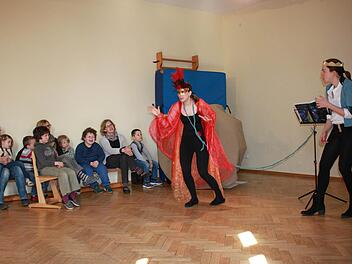 Die Musikstudentinnen Carolina Nees und Shantala Vallentin faszinierten ihr vorwiegend junges Publikum in Ebern mit einer gekonnten Interpretation von Strawinskys "Feuervogel" Foto: Katharina Becht