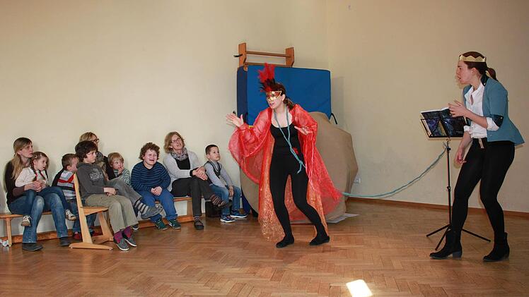 Die Musikstudentinnen Carolina Nees und Shantala Vallentin faszinierten ihr vorwiegend junges Publikum in Ebern mit einer gekonnten Interpretation von Strawinskys "Feuervogel" Foto: Katharina Becht