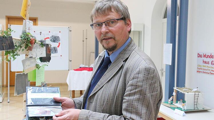 Begeistert: Dieter Stößlein mit der Fotogeschichte vom verlorenen Sohn.