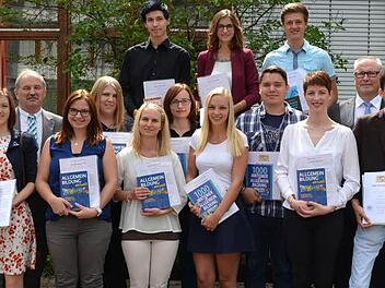 Die Schulbesten des Abschlussjahrganges 2014/ 15 an der Staatlichen Berufsschule Bad Kissingen zusammen mit Schulleiter Rudolf Hoffmann (2. v. r.) und seinem Stellvertreter Torsten Steige (2. v. l.).