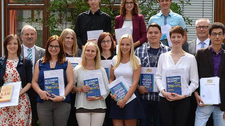 Die Schulbesten des Abschlussjahrganges 2014/ 15 an der Staatlichen Berufsschule Bad Kissingen zusammen mit Schulleiter Rudolf Hoffmann (2. v. r.) und seinem Stellvertreter Torsten Steige (2. v. l.).