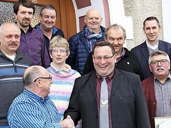 Arnold Schultheiß, Lorenz Seyferth, Siegfried Schneider, Heike Kubat, Hans Peter Hermannsdörfer und Konrad Hösch sind für ihre langjährige Treue zum Kleintierzuchtverein Thurnau ausgezeichnet worden. Helmut Walter wurde zum Ehrenmitglied ernannt. Foto: Katharina Müller-Sanke