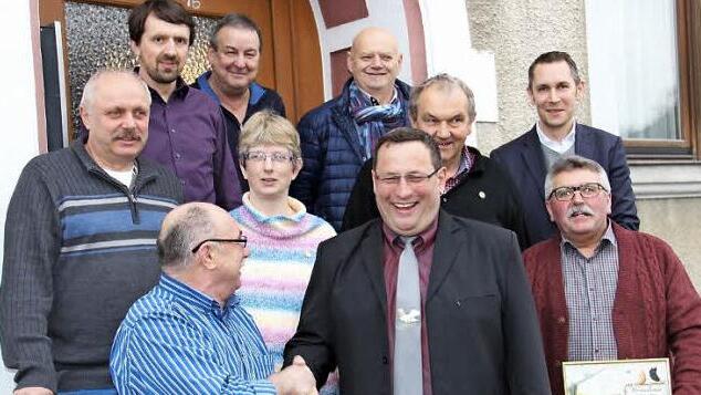Arnold Schultheiß, Lorenz Seyferth, Siegfried Schneider, Heike Kubat, Hans Peter Hermannsdörfer und Konrad Hösch sind für ihre langjährige Treue zum Kleintierzuchtverein Thurnau ausgezeichnet worden. Helmut Walter wurde zum Ehrenmitglied ernannt. Foto: Katharina Müller-Sanke