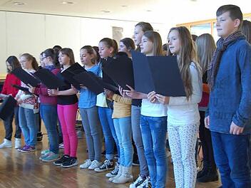 Der Unterstufenchor des Meranier-Gymnasiums eröffnete musikalisch die Feierstunde.  Fotos: Andreas Welz