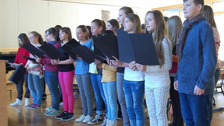 Der Unterstufenchor des Meranier-Gymnasiums eröffnete musikalisch die Feierstunde.  Fotos: Andreas Welz