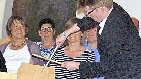 Flo Fischer kann auch ohne Schlagzeug spielen, nämlich auf Gläsern, Stuhllehnen und sogar auf dem Fußboden.