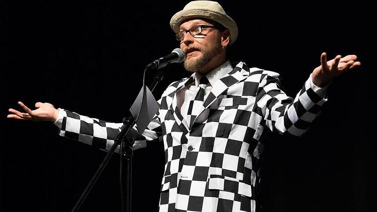 Moderator Michael Jakob beim Bayreuther Poetry-Slam Saisonauftakt im Zentrum. Foto: Florian Just