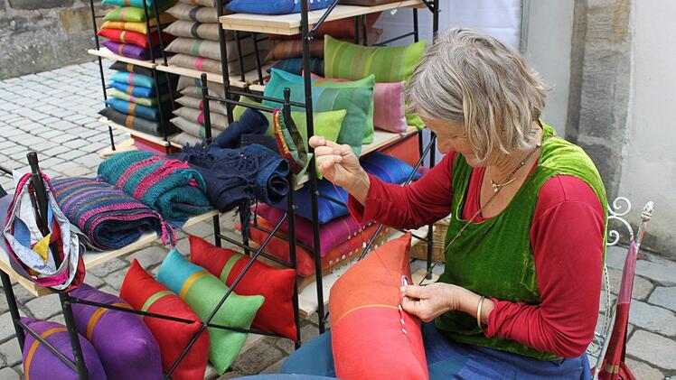 Zum Kunsthandwerkermarkt und verkaufsoffenen Sonntag waren zahlreiche Besucher gekommen. Foto: Carmen Schwind