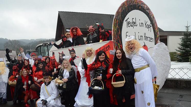 Fast tausend Teilnehmer mit Gruppen und Motivwagen waren in Rothenkirchen dabei.Karl-Heinz Hofmann