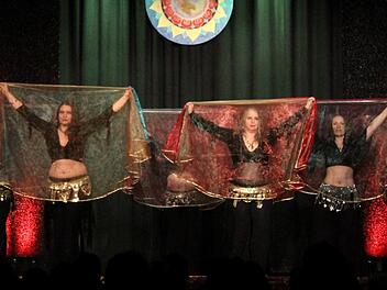 Orientalische Tänze auf hohem Niveau zeigten die prächtig gekleideten Tänzerinnen der Tanzschule Yamuna am Samstag im Vereinshaus in Herzogenaurach. Richard Sänger