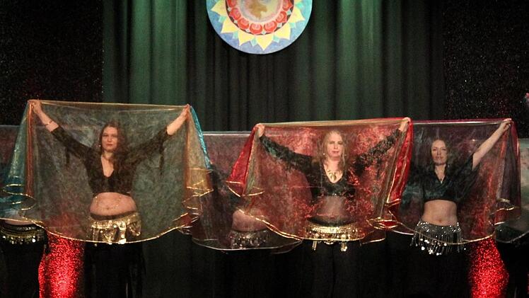Orientalische Tänze auf hohem Niveau zeigten die prächtig gekleideten Tänzerinnen der Tanzschule Yamuna am Samstag im Vereinshaus in Herzogenaurach. Richard Sänger