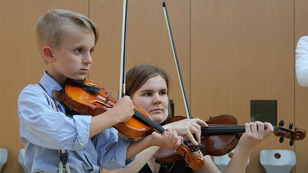 Maximilian Greber (8) spielt schon seit zweieinhalb Jahren Violine. "Ich &uuml;be jeden Morgen um sechs Uhr", verriet der  Nachwuchsgeiger.Sonja Adam