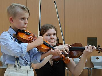 Maximilian Greber (8) spielt schon seit zweieinhalb Jahren Violine. "Ich übe jeden Morgen um sechs Uhr", verriet der  Nachwuchsgeiger.Sonja Adam