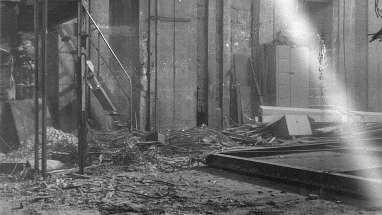 Juni 1963: Durch das geöffnete Dach des Landestheaters fällt Licht auf die mit Staub bedeckte Bühne.Foto: CT-Archiv / Heki-Bild
