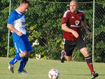 Spielt noch in der Traditionself des 1. FC Nürnberg: Martin Schneider (rotes Trikot), dem beim FCN auch der Durchbruch gelang.  Foto: Günter Madrenas