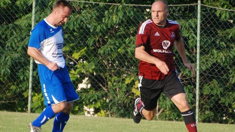 Spielt noch in der Traditionself des 1. FC Nürnberg: Martin Schneider (rotes Trikot), dem beim FCN auch der Durchbruch gelang.  Foto: Günter Madrenas