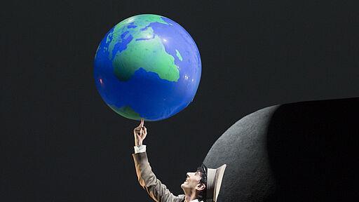 Charlie Chaplin als "Der große Diktator" im Ballett "Chaplin", mit dem das Theater Hof am Mittwoch, 2. Juni, beim Theaterring im Max-Littmann-Saal in Bad Kissingen gastiert.  Foto: Harald Dietz