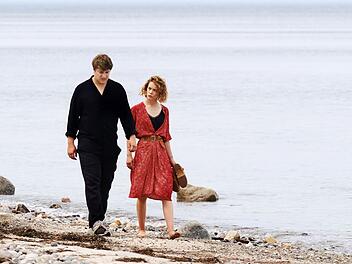 Begegnungen an der Ostsee: Leon (Thomas Schubert) und Nadja (Paula Beer) haben mehr gemeinsam, als der junge Autor zun&auml;chst denkt. Auch sie ist Schriftstellerin ...