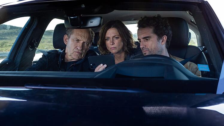 Carl Sievers (Peter Heinrich Brix, links), Ina Behrendsen (Julia Brendler) und Hinnerk Feldmann (Oliver Wnuk) erfahren, dass der Tote etwas Ungew&ouml;hnliches im Magen hatte: ein altes Foto.