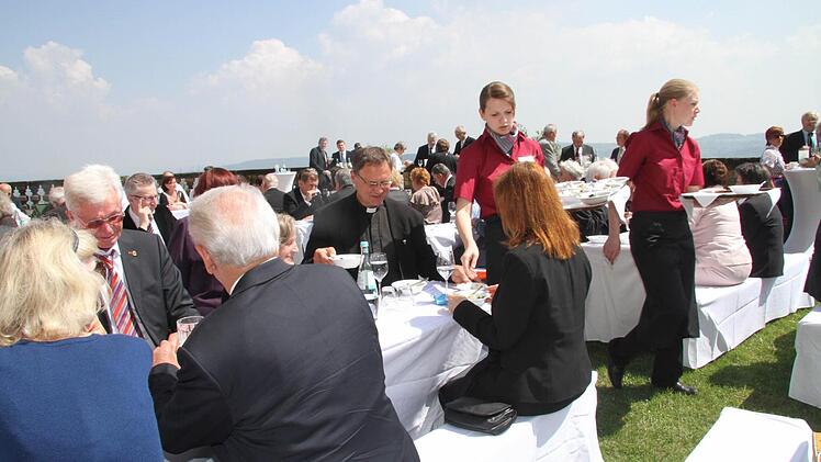 Blauer Himmel strahlt über dem Maintal zum Festakt.