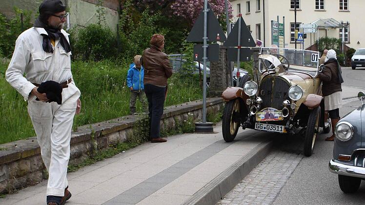 8/25 von 1920 und Opel Rekord Schnell-Lieferwagen 1954, zwei Generationen Opel