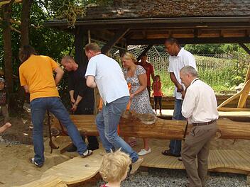 Stämme schleppen auf Casteller Art: Unter den kritischen Blicken der Kinder transportierten die Helfer das Holz an die gewünschte Stelle.  Fotos: Kindergarten Castell