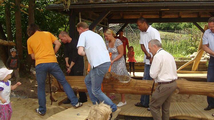 Stämme schleppen auf Casteller Art: Unter den kritischen Blicken der Kinder transportierten die Helfer das Holz an die gewünschte Stelle.  Fotos: Kindergarten Castell