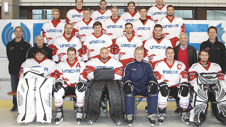 Die Eishockey-Landesligamannschaft des ESC Haßfurt, hintere Reihe von links Pascal Marx, Martin Stelcich, Alexander Stahl, Florian Ziegler, dritte Reihe Philipp Mauder, Fabian Elbl, Fabian Kohn, Christian Dietrich, Adrian Persch, zweite Reihe Betreuer Johannes Roß und Herbert Lutz, Marcel Schorr, Max Zösch, Max Hildenbrand, Hannes Eller, Hauptsponsor Klaus Kaufmann, sportlicher Leiter Martin Reichert, vorne Tizian Korb, Frederic Rambacher, Martin Hildenbrand, Trainer Lubos Thür, Kapitän Phill...