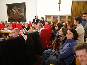 Nur noch Stehplätze gab es für die Zuhörer im Rathaus-Sitzungssaal. Ein ganzer Schwung Interessierter verfolgte den Sitzungsverlauf aber auch von der Rathausdiele aus, weil kein Platz mehr war im Saal. Foto: H. Beudert