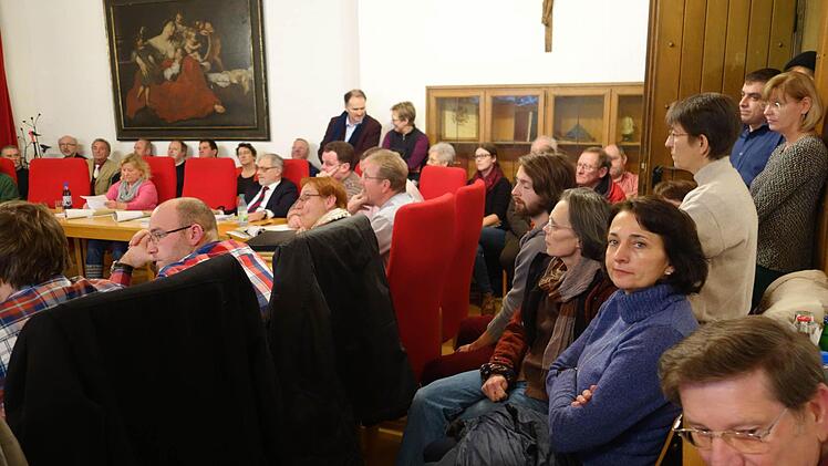 Nur noch Stehplätze gab es für die Zuhörer im Rathaus-Sitzungssaal. Ein ganzer Schwung Interessierter verfolgte den Sitzungsverlauf aber auch von der Rathausdiele aus, weil kein Platz mehr war im Saal. Foto: H. Beudert