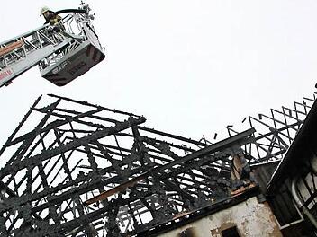 Um mögliche Glutnester zu löschen, hielt die Feuerwehr noch bis in den Dienstag hinein Brandwache an der Mastviehanlage. Foto: Matthias Einwag