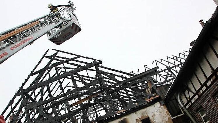 Um mögliche Glutnester zu löschen, hielt die Feuerwehr noch bis in den Dienstag hinein Brandwache an der Mastviehanlage. Foto: Matthias Einwag
