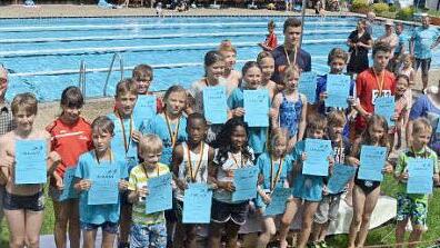 Die Sieger der Kinder- und Jugendkategorien. Mit im Bild B&uuml;rgermeister Egon Herrmann (links), auch Vorsitzender der Schwimmbadfreunde.