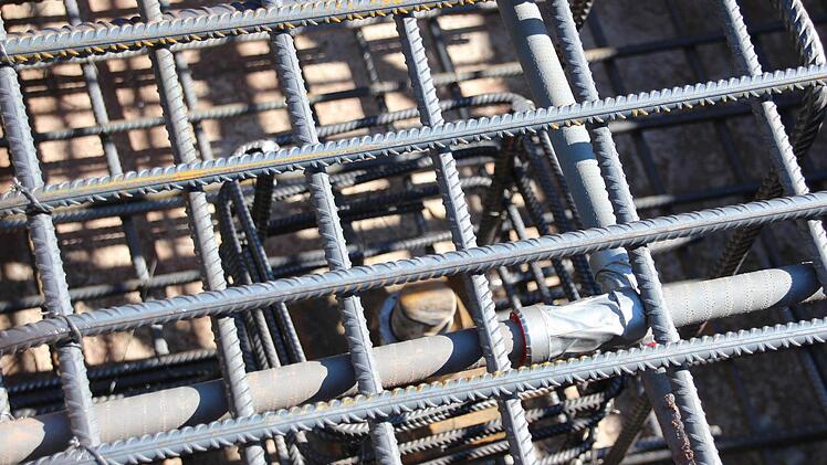 Mehr als fingerdicke Stahlarmierung im Fundament für die Pratzen. Unten ist die Armierung für die Mikrobohrpfähle zu erkennen.  Foto: Friedwald Schedel