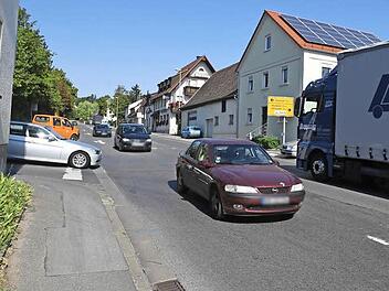 Der Kreuzungsbereich in Debring birgt einige Tücken. Viele Möglichkeiten, diese zu entschärfen, sieht das Staatliche Bauamt nicht.Fotos: Ronald Rinklef
