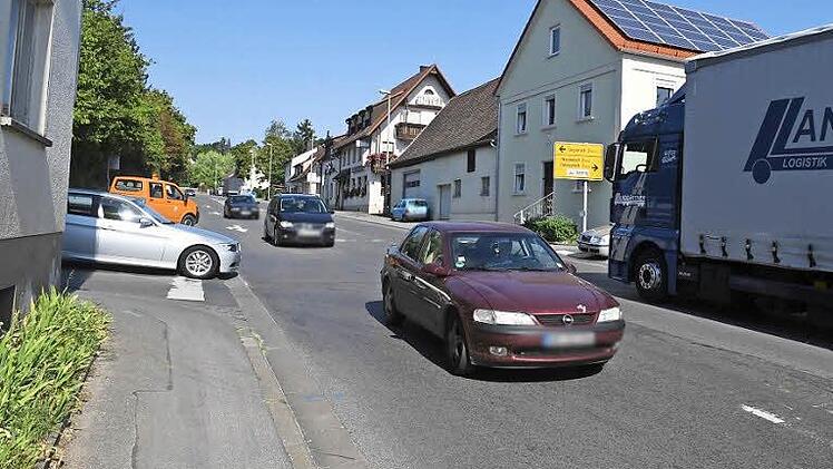 Der Kreuzungsbereich in Debring birgt einige Tücken. Viele Möglichkeiten, diese zu entschärfen, sieht das Staatliche Bauamt nicht.Fotos: Ronald Rinklef