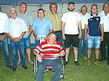Die geehrten Mitglieder für Mitgliedschaft beim FC Redwitz, BLSV und BFV mit dem Vorstand Foto: che