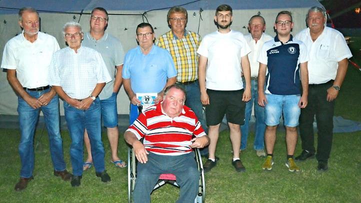 Die geehrten Mitglieder für Mitgliedschaft beim FC Redwitz, BLSV und BFV mit dem Vorstand Foto: che
