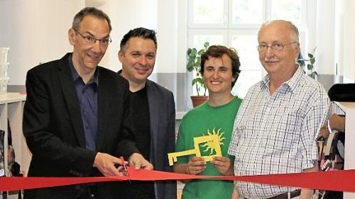 Dritter Bürgermeister Thomas Nowak schneidet symbolisch das Band für die neuen Räume des Awo-Schülerhorts durch. Awo-Geschäftsführer Carsten Höllein, Leiterin Annette Mann und Awo-Kreisvorsitzender Hubert Joppich (von links) freuen sich darüber.