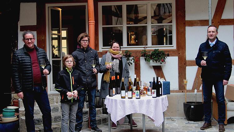 Das "Weingut Rothmund" ist ein echter Familienbetrieb (von links): Matthias Rothmund, die Söhne Kilian und Valentin sowie Ehefrau Ines