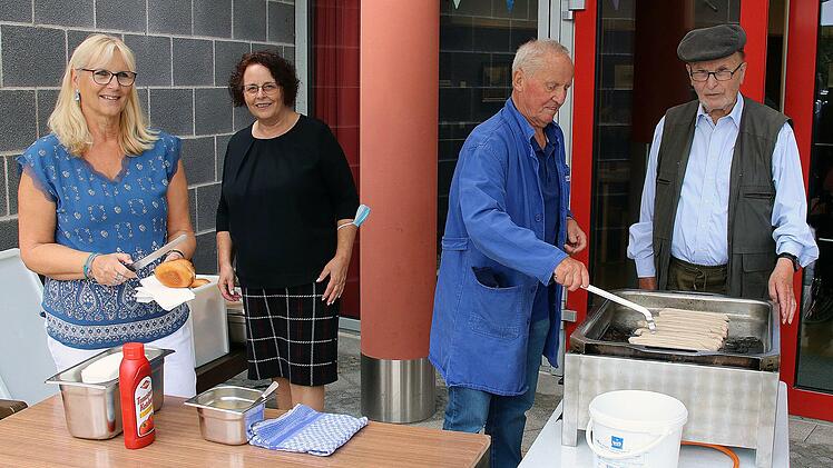 Für den Nachschub an Grillwürstchen sorgten beim gemütlichen Beisammensein  der Bewohner von Sankt Elisabeth die Vorsitzende des Freundes- und  Unterstützerkreises, Britta Bildhauer, Heimleiterin Renate Schiefer,  Schriftführer Karl Kolb sowie der frühere Vorsitzende und jetzige Beisitzer  Karl Beudert (von links nach rechts). Foto: Dieter Britz