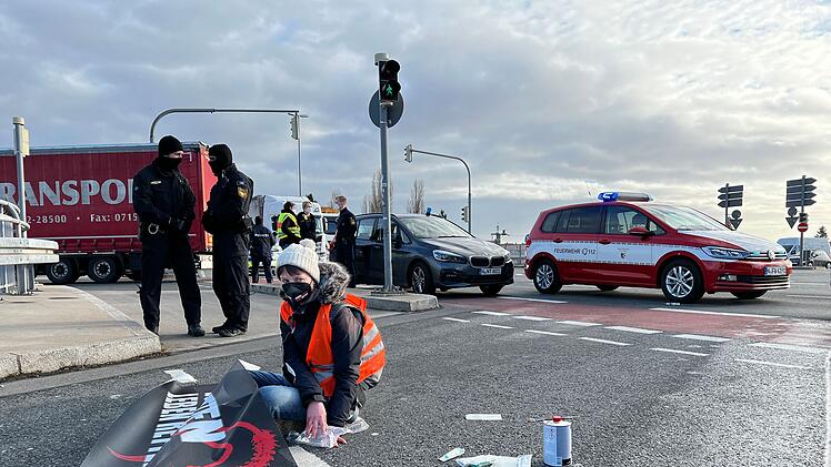Wichtigste Verkehrsachse Nürnbergs blockiert: Klimaaktivisten kleben sich auf Abfahrt von Frankenschnellweg fest