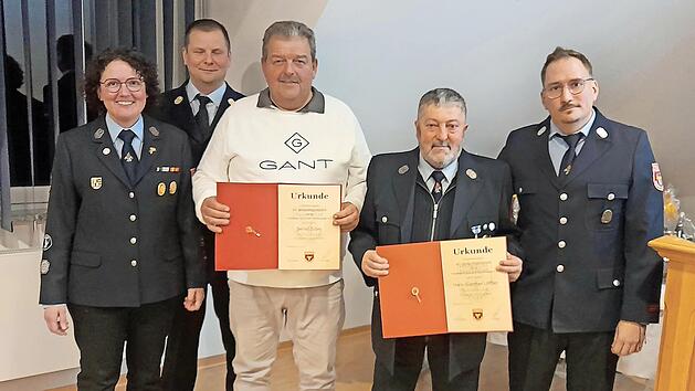 Bernd Zuber und Hans-G&uuml;nther L&ouml;ffler erhielten die goldene Vereinsnadel mit Urkunde f&uuml;r 40 Jahre aktiven Dienst. Mit im Bild (von links) Vorsitzende Carolin M&auml;hringer, Kreisbrandrat Thomas Hoffmann und zweiter Vorsitzender Christoph Meisel.