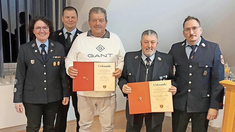 Bernd Zuber und Hans-Günther Löffler erhielten die goldene Vereinsnadel mit Urkunde für 40 Jahre aktiven Dienst. Mit im Bild (von links) Vorsitzende Carolin Mähringer, Kreisbrandrat Thomas Hoffmann und zweiter Vorsitzender Christoph Meisel.