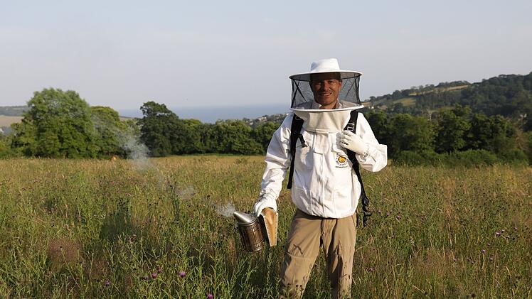 Bertie Gregory kommt Bienen in seiner Doku ganz nah.